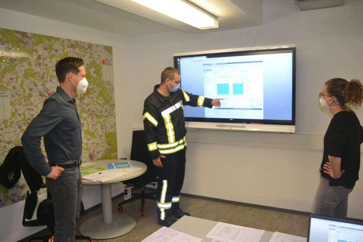 Landrat Florian Töpper, Kreisbrandinspektor Florian Zippel und Regierungsrätin Sonja Weidinger (Leiterin Abteilung Öffentliche Sicherheit und Ordnung) bei einer Lagebesprechung in der Kreiseinsatzzentrale im Landratsamt Schweinfurt