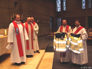 Nach ihrer Einsegnung erhielten die beiden neuen Notfallseelsorger Diakon Thomas Weiß (rechts) und Pfarrer Andreas Heck (daneben) symbolisch die neue Einsatzwesten von Pfarrer Hanjo von Wietersheim, Diakon Norbert Holzheid und Diakon Bernhard Trunk. Damit besteht das Team jetzt aus sieben Notfallseelsorgern. 