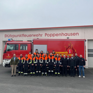 v. l.: 1. BGM Nätscher Ludwig, Biereth Robert, Fröhling Manuel, Kästner Raphael, Beitler Andreas, Kimmel Leo, Hanneke Luca, Lippert Simone, Wegner Harry, Bokisch Kerstin, Popp Markus, Fella Nils, Roth Andreas, Ausbilder Hohmann Louis, Ausbilder Pun Michael, KBM Dittmann David, KBI Schraut Andreas, KBM Haubenreich Fabian, 1. Kdt. König Alexander