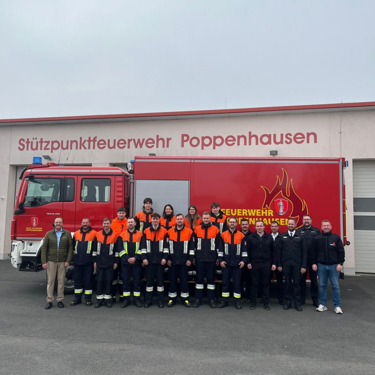 v. l.: 1. BGM Nätscher Ludwig, Biereth Robert, Fröhling Manuel, Kästner Raphael, Beitler Andreas, Kimmel Leo, Hanneke Luca, Lippert Simone, Wegner Harry, Bokisch Kerstin, Popp Markus, Fella Nils, Roth Andreas, Ausbilder Hohmann Louis, Ausbilder Pun Michael, KBM Dittmann David, KBI Schraut Andreas, KBM Haubenreich Fabian, 1. Kdt. König Alexander