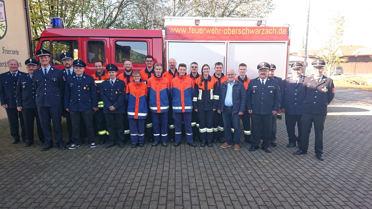 Foto: Die Teilnehmer zusammen mit den Ausbildern und Prüfern: Hinten von links: Bernhard Herzog (GF), Walfried Fröhr (KBM), Fabian Haubenreich (KBM), Teilnehmer: Daniel Wetterich, Richard Lehmeyer, Roman Zehner, Oliver Braun, Alexander Bauer, Henrik Pirchner, Fabian Kleinhenz, Andreas Heckel (Kdt. Schönaich). Vorne von links: Stephan Jehle (2. Kdt. Oberschwarzach), Sebastian Wiesmann (GF), Matthias Wiesmann (GF), Teilnehmer: Alexandra Schneider, Simon Groha, Marius Rebhann, Hanna Gosebrink, Manfred Schötz (Bgm), Reinhod Achatz (KBI), Paul Hugo (Kdt. Breitbach), Andreas Goldstein (Kdt. Oberschwarzach)