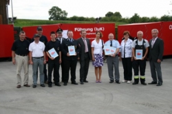 Im Bild von links: Roland Rost (K-Sachbearbeiter Landratsamt Schweinfurt), Norbert Müller (Leiter Kreisbauhof), Joachim Bördlein (stellv. Leiter Kreisbauhof), Kreisbrandrat Georg Vollmuth, Jochen Braunschweig (GrpFhr Erkundungskomponente FF Werneck), Landrat Harald Leitherer, Dr. Carolin Lauer (Abteilungsleiterin im Landratsamt Schweinfurt), Thomas Wehner (Kreisbereitschaftsleiter des BRK, Kreisverband Schweinfurt), Edeltraud Baumgartl (1. Bürgermeisterin des Marktes Werneck), Hartmut Schumm (GrpFhr FF Niederwerrn) und Peter Seifert (1. Bürgermeister der Gemeinde Niederwerrn)