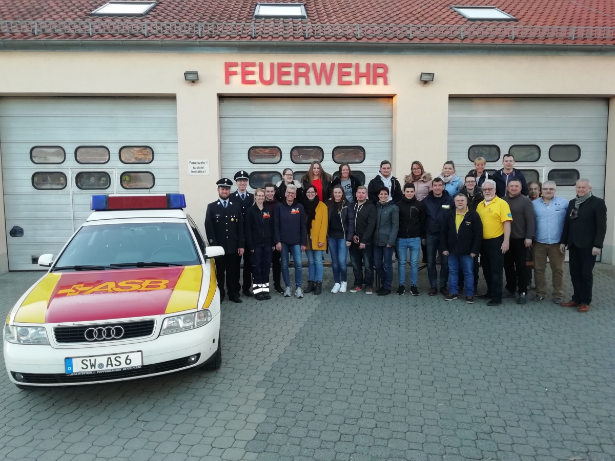 Bei der Abschlussprüfung zum First Responder in der Gemeinde Euerbach waren dabei (von links): Andreas Schraut, 1. Kommandant FFW Euerbach, Marcus Englert, 2. Kommandant und Projekt-Verantwortlicher, Christina Issing, Marc Hofmann, Lea Eck, Sandra Raditsch, Kristin Windsauer, Luisa Seufert, Kathrin Vollmuth, Dawina Seufert, Marco Sendner, Susanne Winter, Dominik Heinlein, Lukas Herterich, Heike Prescher, Jörg Winter, Julia Schreiner, Prüfer Jürgen Übler, Florian Wabra, Silvia Schmitt, Prüfer Erich Matthis, Gregor Lettowsky, ASB-Geschäftsführer Jochen Löser, Lehrgangsleiter Herbert Berger, Dittelbrunns Bürgermeister Willi Warmuth und Euerbachs Bürgermeister Arthur Arnold. 