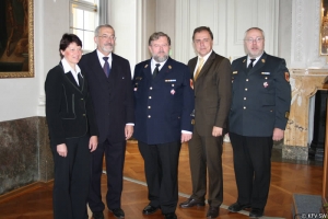 Im Bild bei der Verleihung im Fürstensaal der Würzburger Residenz (v.l.): Gerolzhofens Bürgermeisterin Irmgard Krammer, Regierungspräsident Dr. Paul Beinhofer, Kreisbrandinspektor Gottfried Schemm, Landrat Harald Leitherer und Kreisbrandrat Georg Vollmuth.