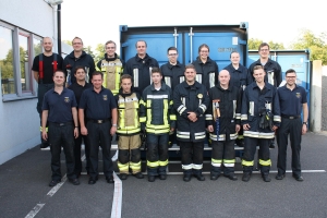 Das Bild zeigt die neuen Atemschutzgeräteträger zusammen mit ihren Ausbildern und Lehrgangsleiter Ralf Weippert (rechts).