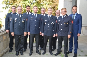 Im Bild von links: KBI Alexander Bönig, KBM Horst Klopf, KBI Johannes Grebner, Fach-KBM Philip Schubert, KBR Holger Strunk, KBM Thomas Eberl, KBI Reinhold Achatz, Fach-KBM Jan Hußlein und Landrat Florian Töpper.