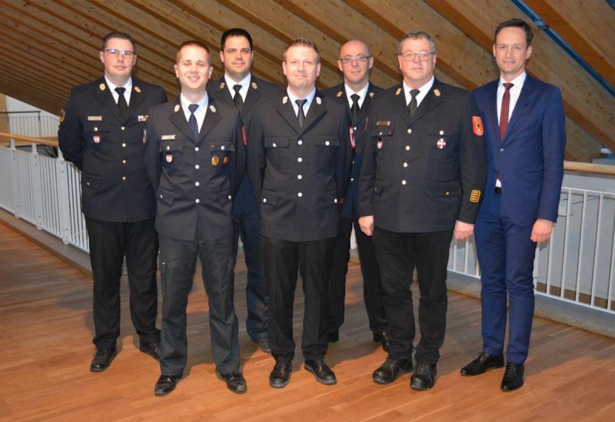 KBI Alexander Bönig, KBM Christoph Steger, KBI Johannes Grebner, KBM Thomas Eberl, KBI Peter Höhn, KBR Holger Strunk und Landrat Florian Töpper