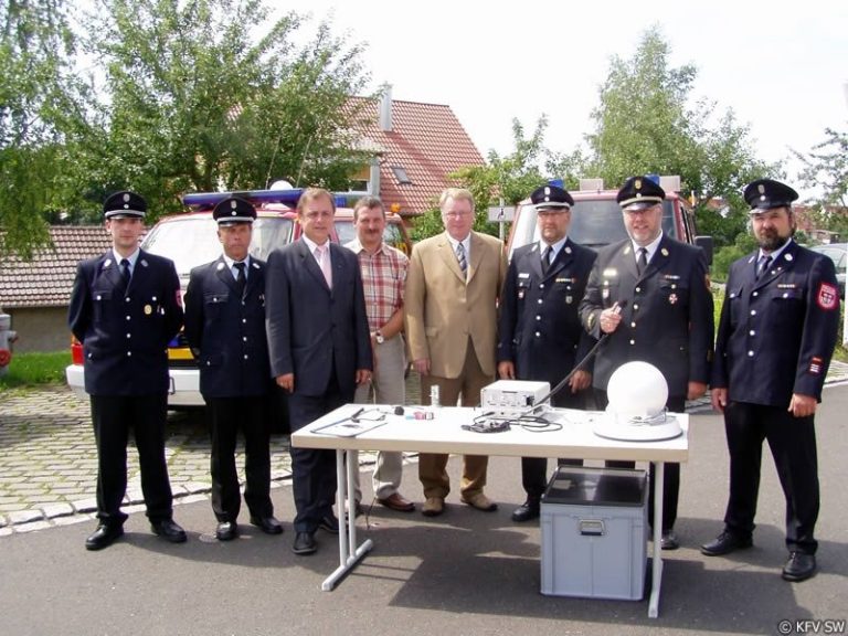 Vier weitere mobile Sirenen wurden im Rahmen des Kreisfeuerwehrtages an Feuerwehren im Landkreis über geben. Das Bild zeigt (von links) Marco Stühler (FF Stammheim), Günther Roll (FF Hambach), Landrat Harald Leitherer, Roland Rost (Sachbearbeiter Katastrophenschutz im Landratsamt), Bürgermeister Bruno Strobel, Horst Klopf (FF Marktsteinach), Kreisbrandrat Georg Vollmuth und Werner Stettner (FF Stadtlauringen).
