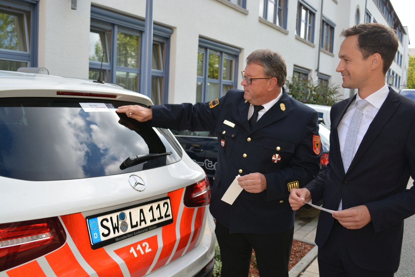 Rettungsgasse bilden: Landrat und Kreisbrandrat  stellen neuen Aufkleber vor