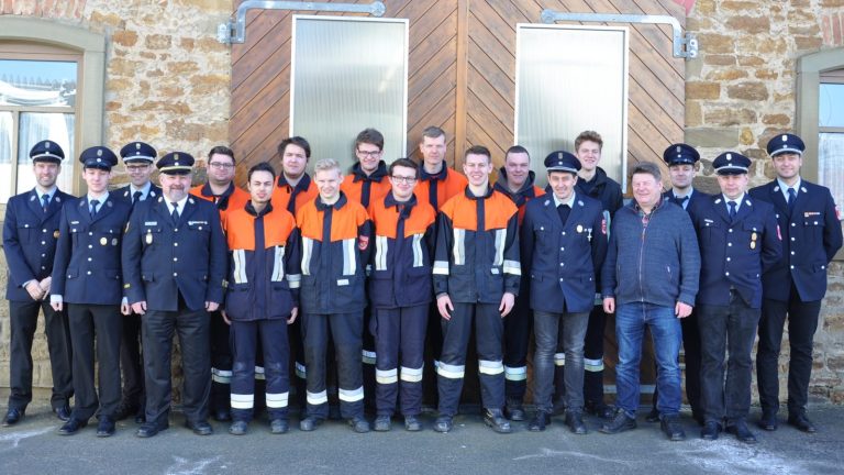 Prüflinge und Prüfer freuen sich, dass alle das Basismodul der Modularen Truppausbildung erfolgreich abgeschlossen haben (von links): Christian Hogen, Kommandant der FFW Stammheim, Stefan Hübner,Gruppenführer Freiwillige Feuerwehr Stammheim, Kreisbrandmeister Ralf Weippert, Kreisbrandinspektor Reinhold Achatz, die Prüfungsteilnehmer, Jürgen Friedrich, Kommandant der Freiwilligen Feuerwehr Gernach, Reinhard Heck, Gemeinderat, Michael Berchtold, Gruppenführer Freiwillige Feuerwehr Gernach, Florian Kimmel, Kommandant der Freiwilligen Feuerwehr Grettstadt und Kreisbrandmeister Daniel Scheller.  Quelle: http://www.mainpost.de/regional/schweinfurt/Kreisbrandmeister;art769,9898613,B::pic514668,8150123 © Main-Post 2018