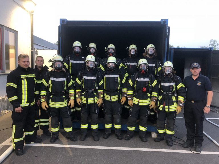 Auf dem Bild von links: Ausbilder Jan Hußlein, Ausbilder Christoph Steger, 10 Teilnehmer der Freiwilligen Feuerwehr Pfändhausen, Ausbilder Christian Böhm