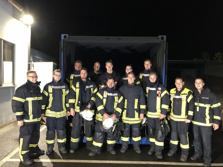 Auf dem Bild von links: Ausbilder Jan Hußlein, 10 Teilnehmer der Freiwilligen Feuerwehr Schonungen, Ausbilder Christian Böhm, Ausbilder Christoph Steger