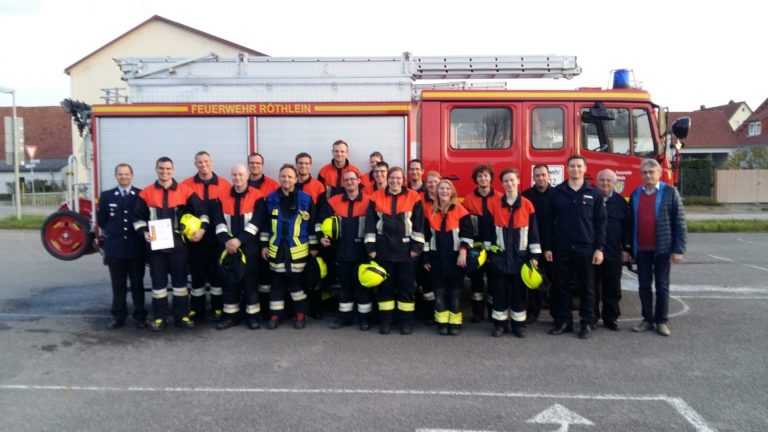 Foto von links: Kdt. H. Marschall, D. Götz (Stufe 6), F. Kreß, Ch. Blach, D. Wegner, D. Halbig, F. Pfaff, J. Assel, T. Schmöger, N. Johanni, S. Gehrig, J. Dittmann, J. Schwittek, J. Strauß, I. Wagner, Ch. Kraus, A. Nies, KBM C. Böhm, KBM M. Hübner, Kdt. G. Dittmann, BGM A. Hofmann