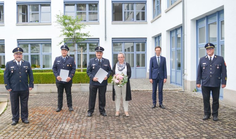 Im Bild, von links nach rechts: Kreisbrandinspektor Reinhold Achatz, Kreisbrandmeister Daniel Krückel, Ehrenkreisbrandmeister Walfried Fröhr gemeinsam mit seiner Ehefrau, Landrat Florian Töpper und Kreisbrandrat Holger Strunk