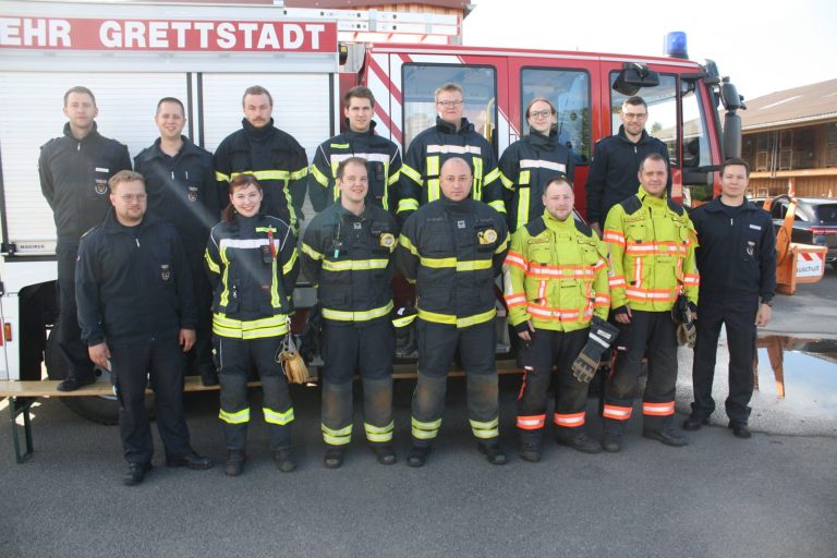 Das Bild zeigt die neuen Atemschutzgeräteträger zusammen mit ihren Ausbildern und Lehrgangsleiter Ralf Weippert (hintere Reihe rechts).
