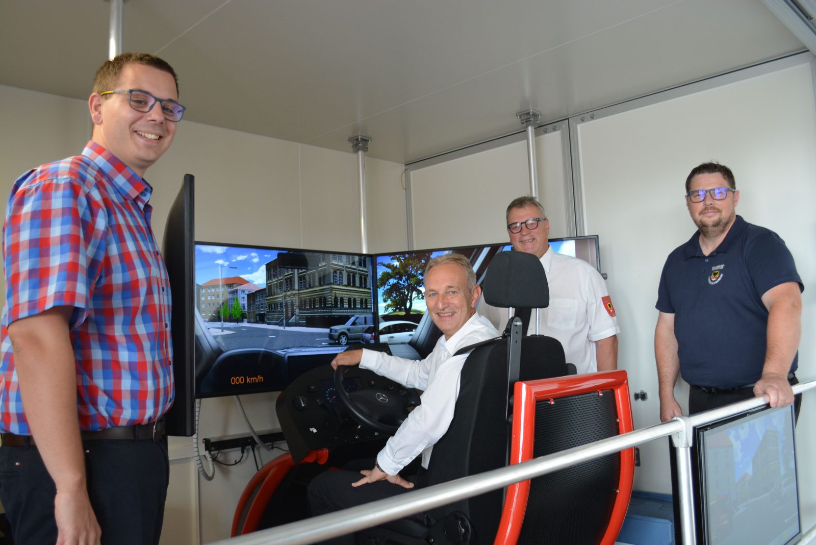 Feuerwehren trainieren Einsatzfahrten in modernem Simulator
