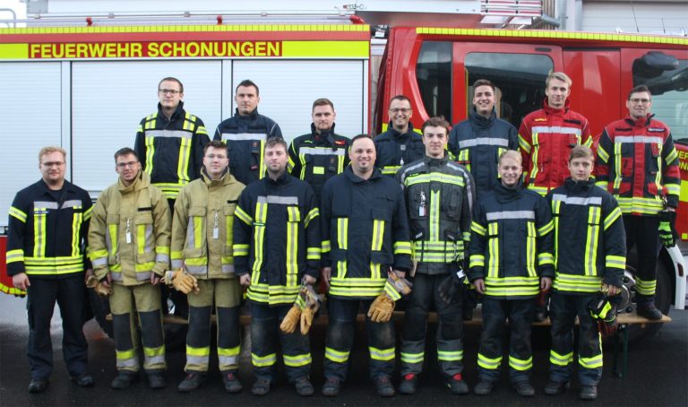 Das Bild zeigt die neuen Atemschutzgeräteträger zusammen mit ihren Ausbildern und Lehrgangsleiter Ralf Weippert (hintere Reihe rechts).