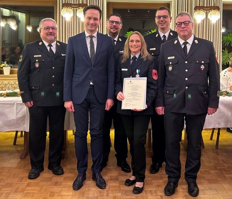 Im Bild, von links: Kreisbrandinspektor Reinhold Achatz, Landrat Florian Töpper, Kreisbrandinspektor Alexander Bönig, neue Kreisbrandmeisterin Nadine Bechmann, Kreisbrandinspektor Florian Zippel und Kreisbrandrat Holger Strunk.
