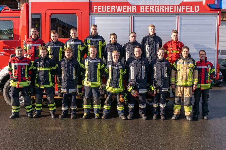 Das Bild zeigt die neuen Atemschutzgeräteträger zusammen mit ihren Ausbildern und Lehrgangsleiter Ralf Weippert (vorne links).
