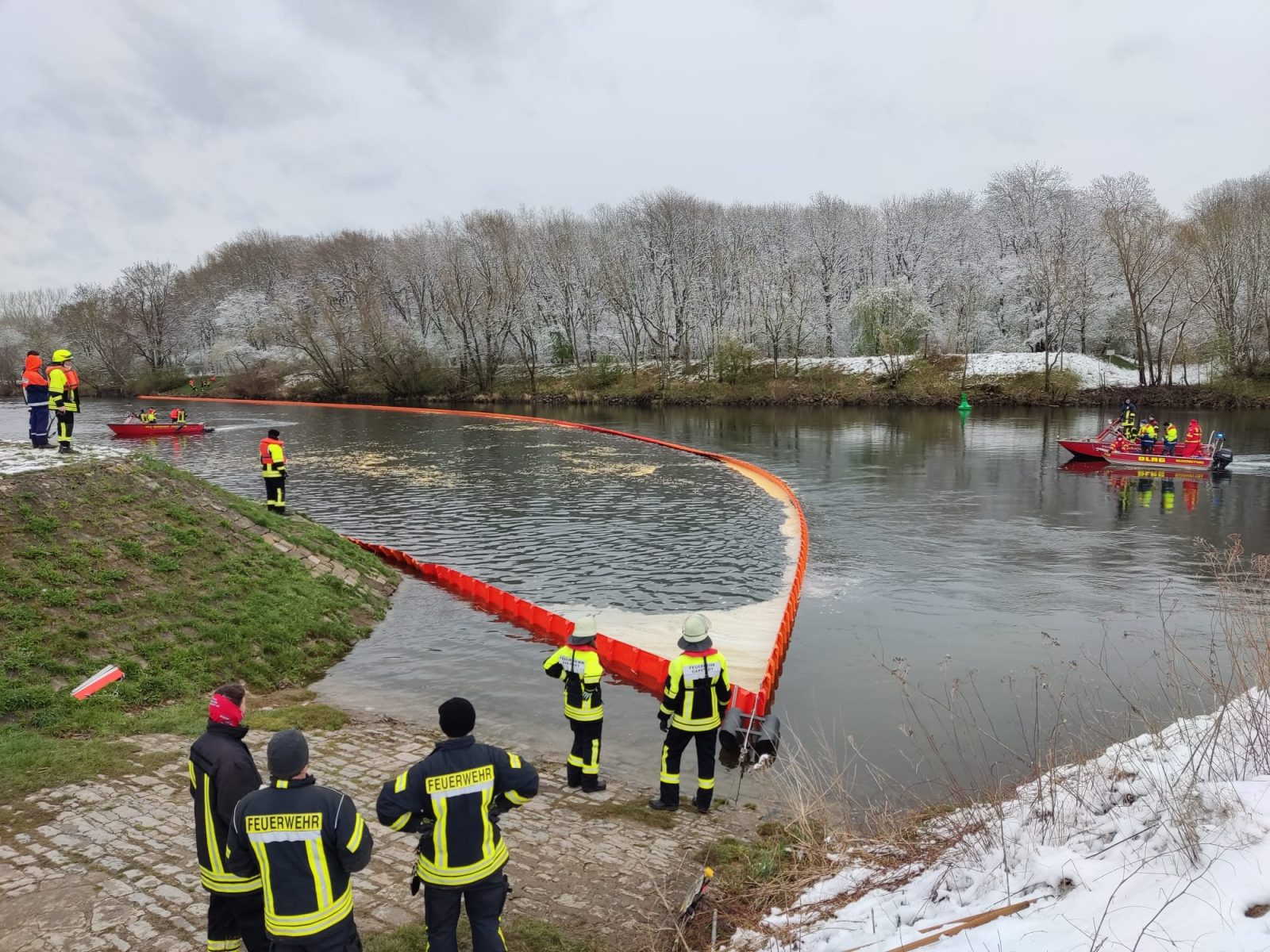 Üben für den Ernstfall: Feuerwehren proben Einsatz der Ölsperre auf dem Main
