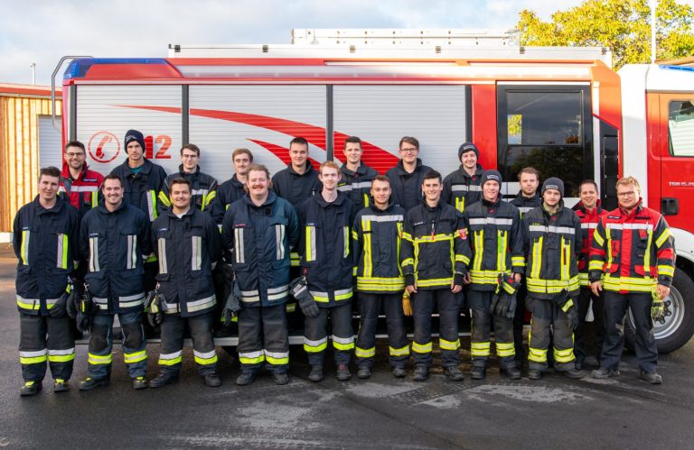 Das Bild zeigt die neuen Atemschutzgeräteträger zusammen mit ihren Ausbildern und Lehrgangsleiter Ralf Weippert (hintere Reihe links).