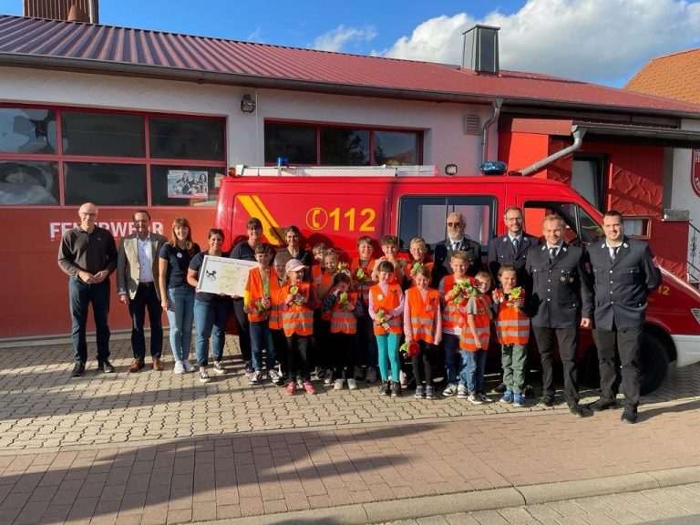(v. links) Gemeinderat Hofmann Klaus, Bürgermeister Ludwig Nätscher, Betreuerin Lena Gans, Leiterin der Kinderfeuerwehr Melissa Bott, Betreuerin Vanessa Frosch, Betreuerin Annabel Panter, 1. Vorstand Manfred Karg, 2. Vorstand Alexander Frosch,  1. Kommandant Michael Pun, 2. Kommandant Christopher Swora sowie unsere 14 Feuerfüchse