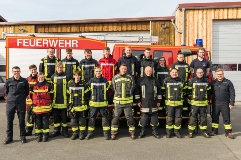 Das Bild zeigt die neuen Atemschutzgeräteträger zusammen mit ihren Ausbildern und Lehrgangsleiter Ralf Weippert (vorne links).