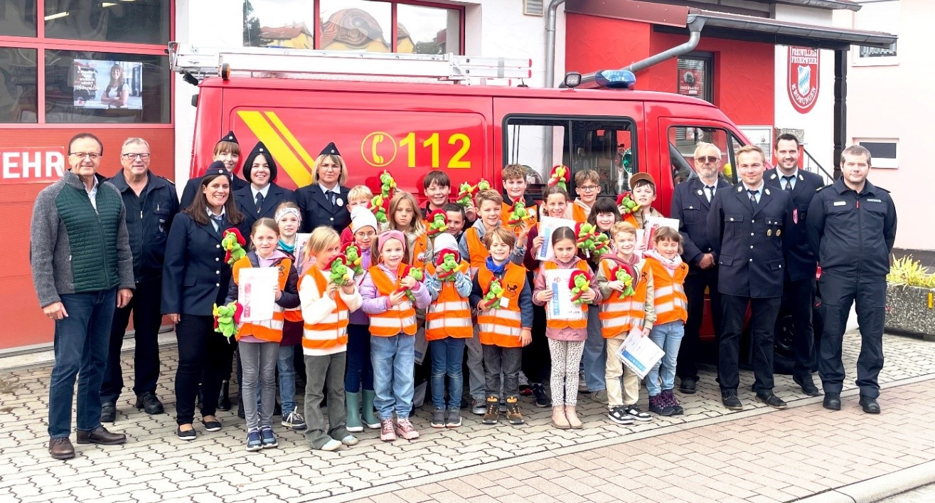 Erste Abnahme der Kinderflamme bei der Kinderfeuerwehr Kronungen