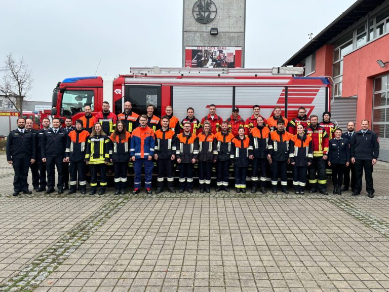 Das Bild zeigt die TeilnehmerInnen sowie Ausbilder und Prüfer aus den örtlichen Wehren sowie Vertreter der Kreisbrandinspektion des Landkreises Schweinfurt.