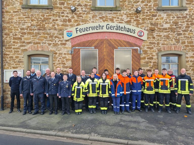 Die erfolgreichen Teilnehmer des MTA Basismoduls zusammen mit den Prüfern, den Kommandanten und dem 3. Bürgermeister der Gemeinde Kolitzheim, Berthold Pfaff.