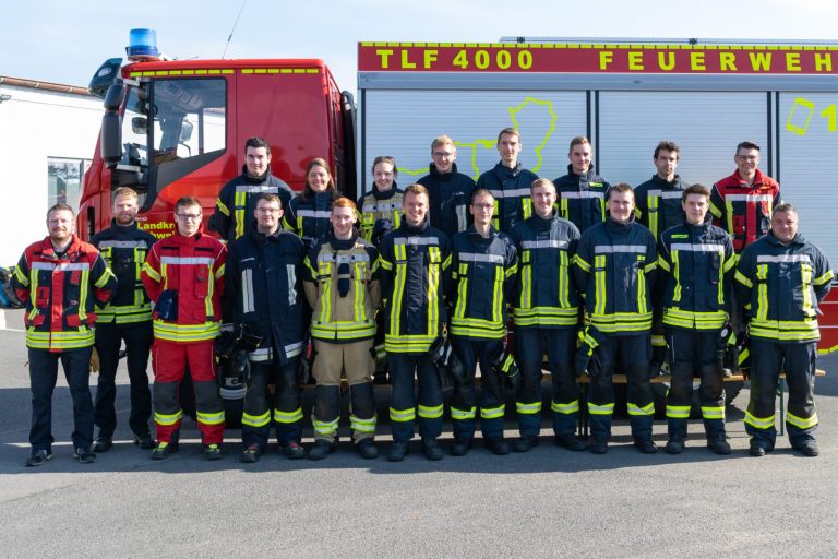 Das Bild zeigt die neuen Atemschutzgeräteträger zusammen mit ihren Ausbildern.