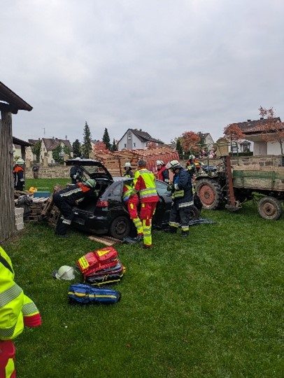 FF Kronung: Realitätsnahe Einsatzübung: Schwerer Verkehrsunfall fordert Feuerwehr und Ersthelfer