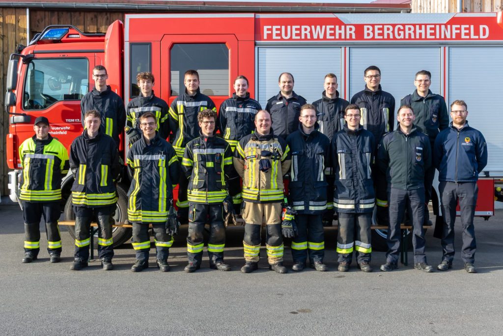 Das Bild zeigt die neuen Atemschutzgeräteträger zusammen mit ihren Ausbildern.