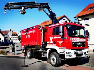 Versorgungs-Lkw mit Kran