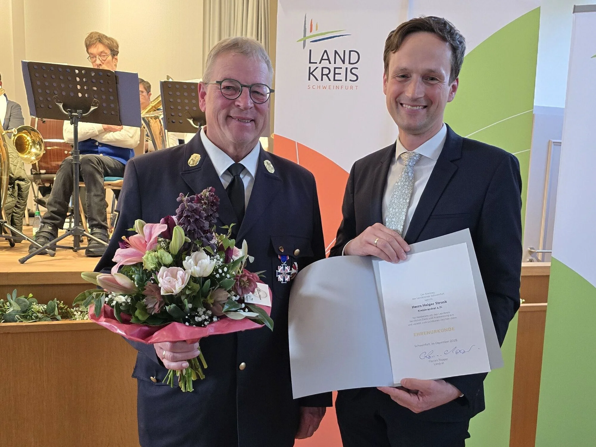 Höchste Auszeichnung des Landkreises für Ehrenkreisbrandrat Holger Strunk