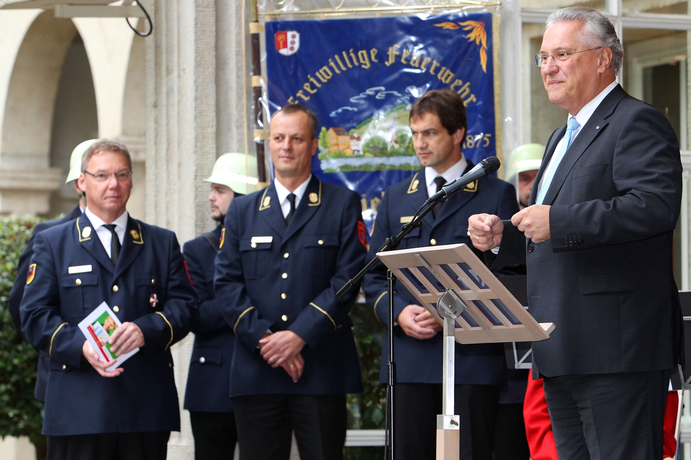 Vorsitzender Weinzierl und „Feuerwehrminister“ Herrmann eröffnen die Feuerwehraktionswoche 2014. (Bildquelle: Jochen Kümmel/LFV Bayern)